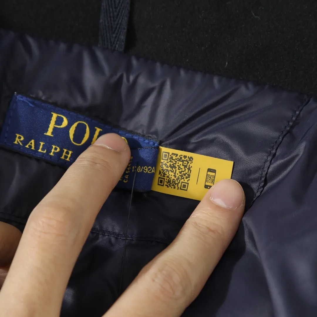 P680 #R58 Ralph Lauren/Ralph Lauren classic new down jacket jacket with detachable hood extra thick plush down jacket men's top "Thousands of stitches of electric embroidery, the logo is like a work of art" The imported Barudan embroidery machine is used to carve the classic polo logo with precision electric embroidery technology. Each letter is full and three-dimensional, with clear details, making it the "most expensive embroidered logo" on the down jacket, highlighting its extraordinary status. "75% national standard high-quality white duck down, light and heat-locking" is filled with 75% high-quality white duck down, which is light and pressure-free, but has excellent warmth retention. After compression, it can quickly rebound and become fluffy, say goodbye to bloat, embrace unburdened warmth, and face the cold winter without timidity. "Technical fabrics that protect against cold and wind and rain" · Long-lasting fluffy and non-stiffening, consistent thermal performance · 400T high-density gallbladder + pinhole retraction technology, completely say goodbye to velvet · Windproof and waterproof matte fabric with adjustable hem, easy to deal with bad weather "Five colors come together to interpret diverse styles" · White: pure first snow, fresh and versatile · Black: classic without limits, calm and atmospheric · Navy blue: low-key and elegant, suitable for both business and leisure · Sky blue: bright and healing, brightening up dull winter days · Khaki: retro and gentle, the first choice for urban wanderers "The details are authentic, the texture is everywhere" The original electroplated YK zipper is smooth and durable, the detachable hood can be worn multiple times, and the original hangtag and washable label ensure authentic quality. The same design for men and women makes it easy to control whether it is used as a couple's outfit or to create personal style, making it an indispensable fashion equipment this winter.  Color: Black, Navy, Khaki, White, Sky Blue Size: S M L